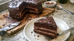 Τούρτα σοκολατίνα με βελούδινη κρέμα σοκολάτας — αφράτη και σταθερή, βήμα-βήμα