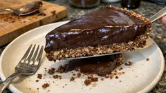 Νηστίσιμη τάρτα σοκολάτας χωρίς ψήσιμο – βάση φουντουκιού και βελούδινη κρέμα κακάο