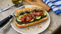 Μπαγκέτα με αγγούρι, ημίλιαστες ντομάτες και πάστα ελιάς: σάντουιτς στο λεπτό